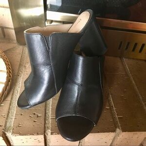 Black leather 7.5 HUSH PUPPIES mules. Slides chunky heel 90’s